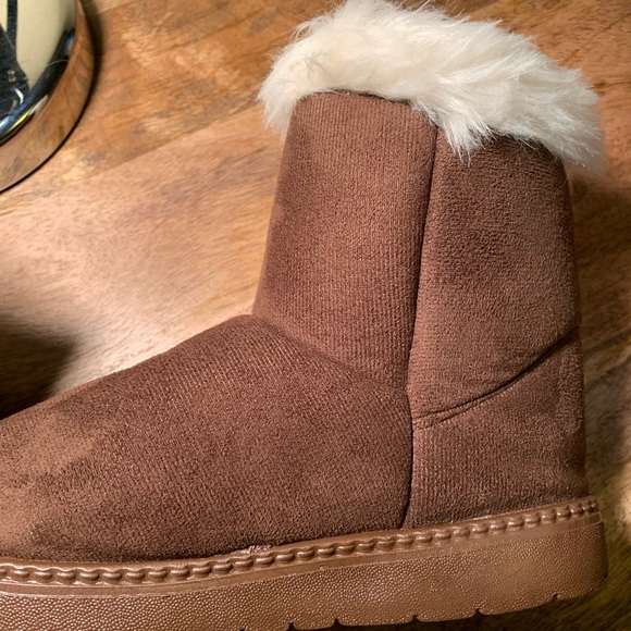 NWNT Girls size 3.5 fur lined boots. - Picture 2 of 9